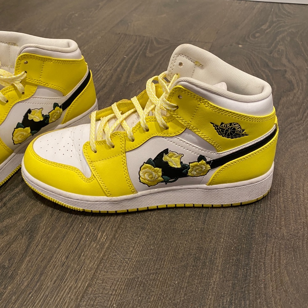 Jordan 1 Mid. Dynamic Yellow Floral